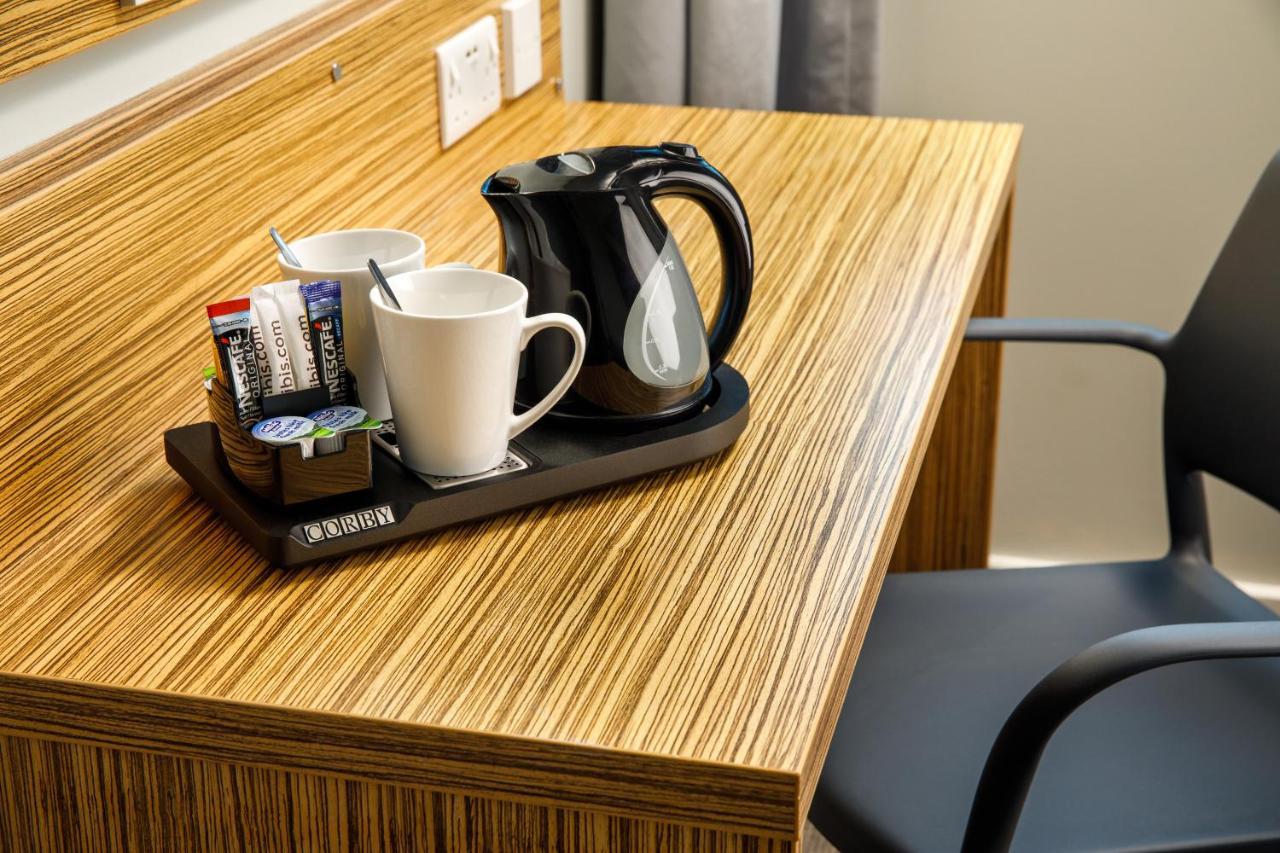 Ibis Budget London Heathrow Central Хаунслоу Экстерьер фото