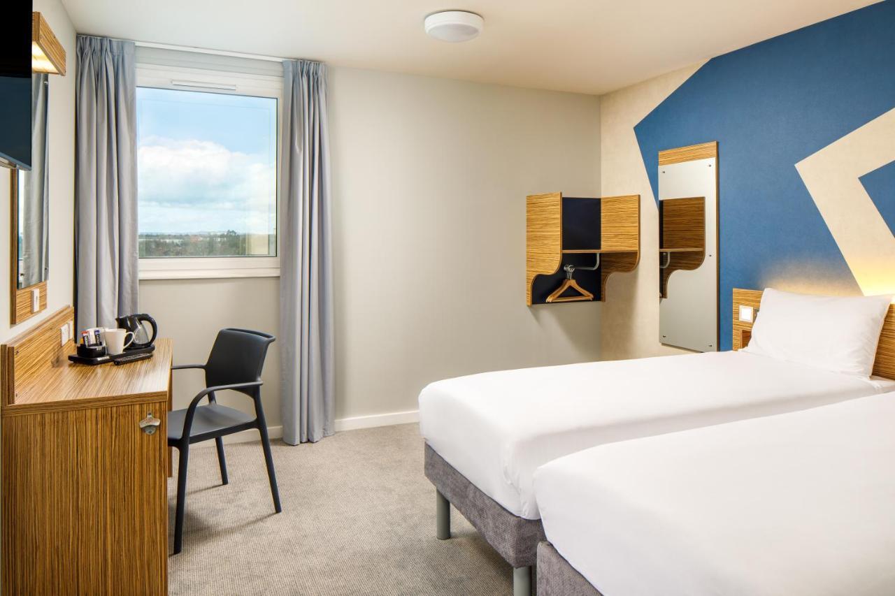 Ibis Budget London Heathrow Central Хаунслоу Экстерьер фото