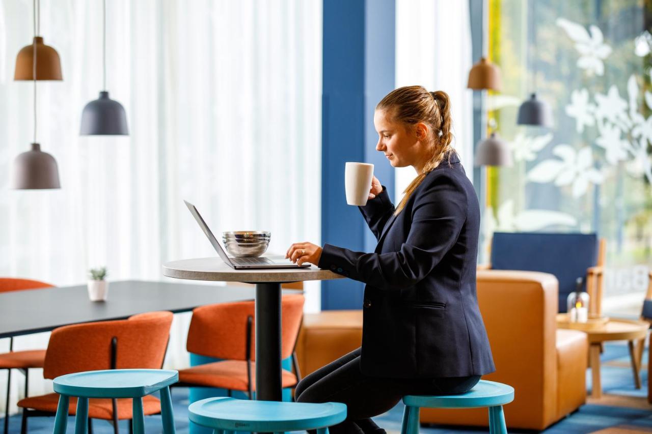 Ibis Budget London Heathrow Central Хаунслоу Экстерьер фото