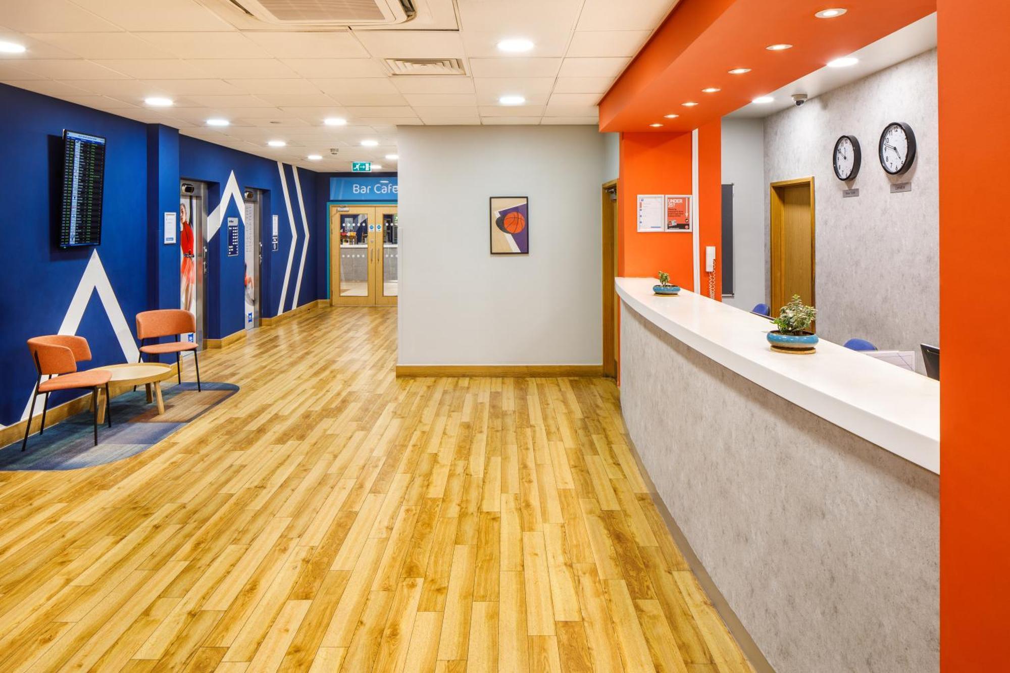Ibis Budget London Heathrow Central Хаунслоу Экстерьер фото