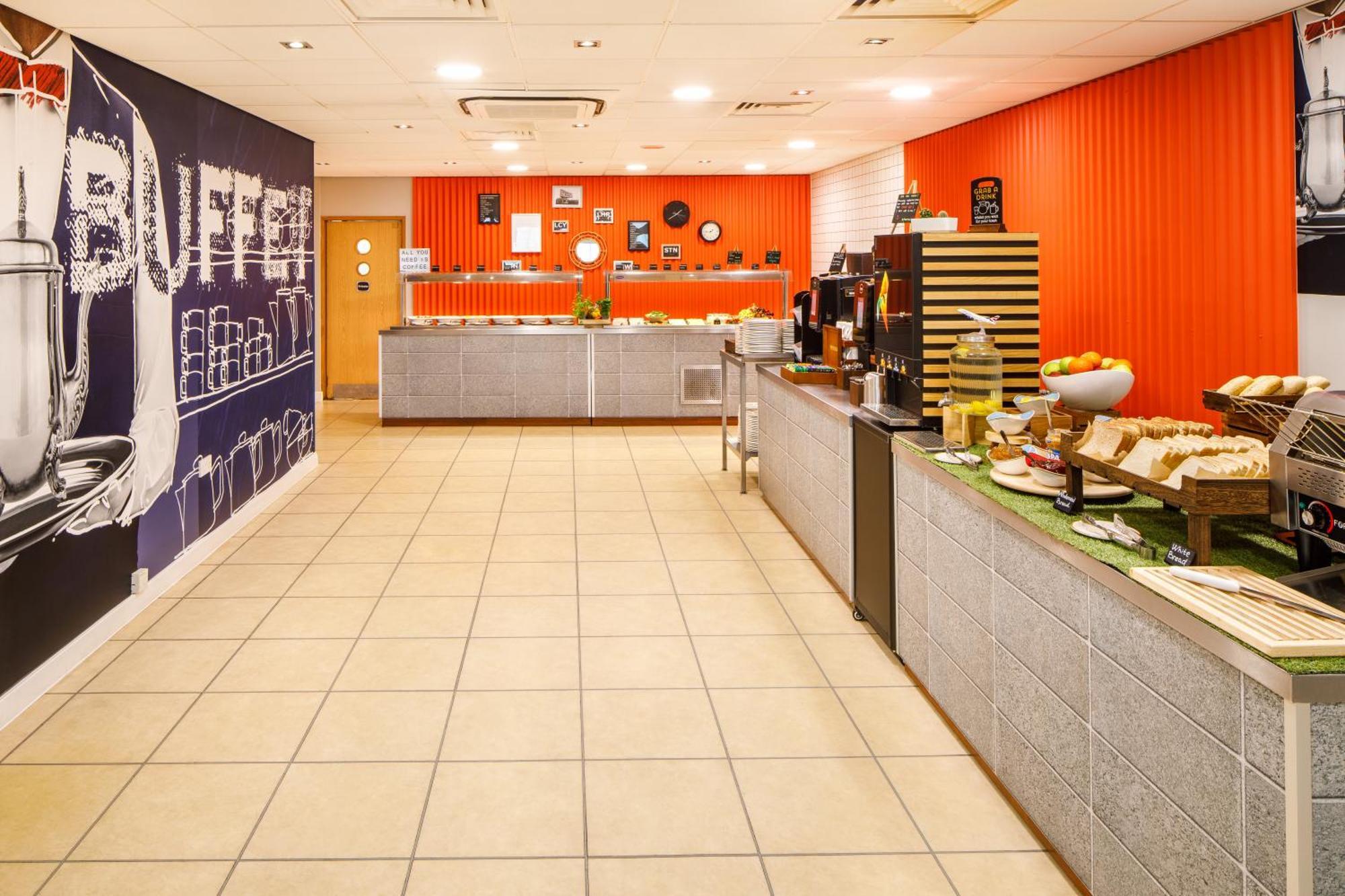 Ibis Budget London Heathrow Central Хаунслоу Экстерьер фото