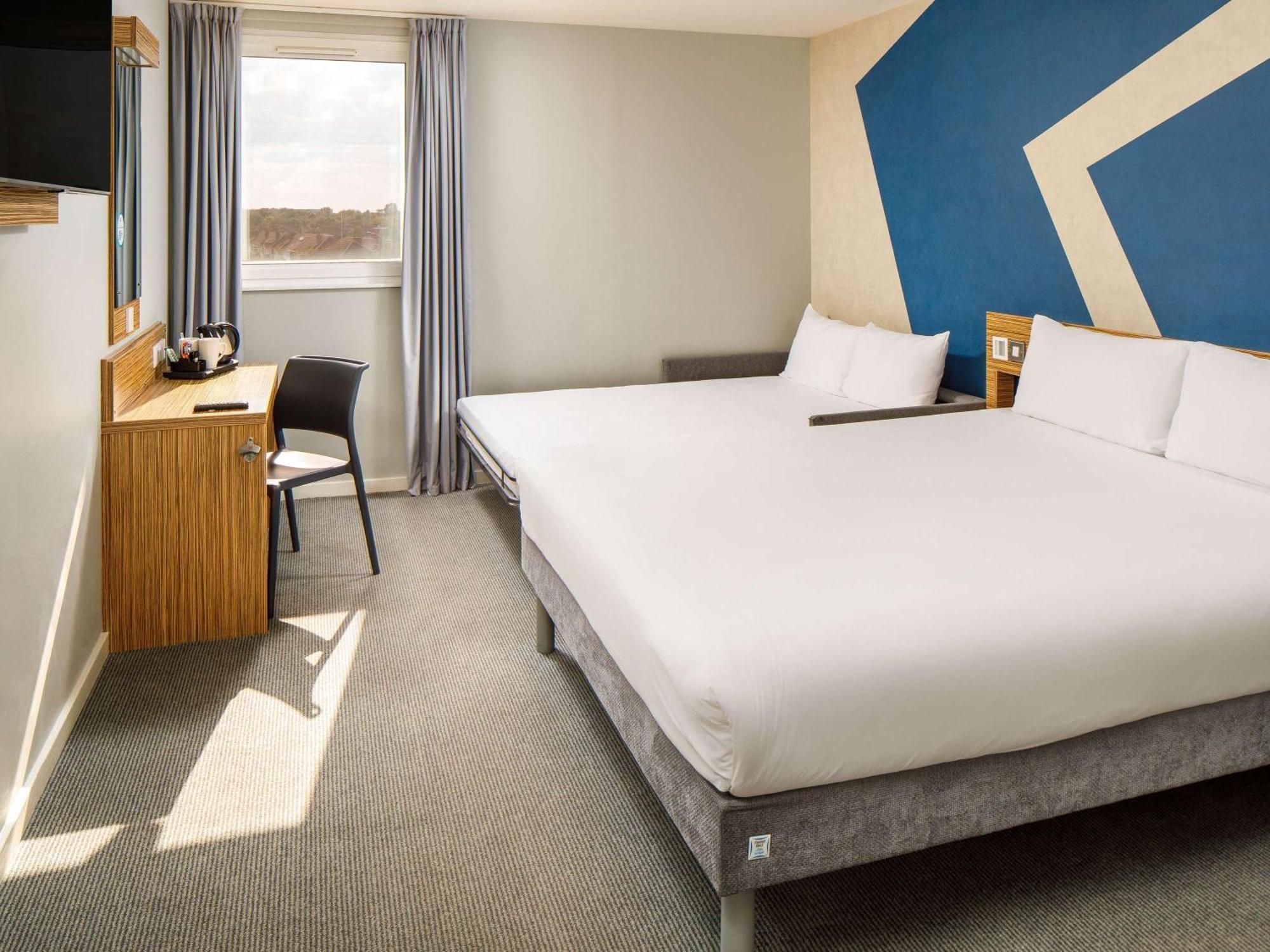 Ibis Budget London Heathrow Central Хаунслоу Экстерьер фото
