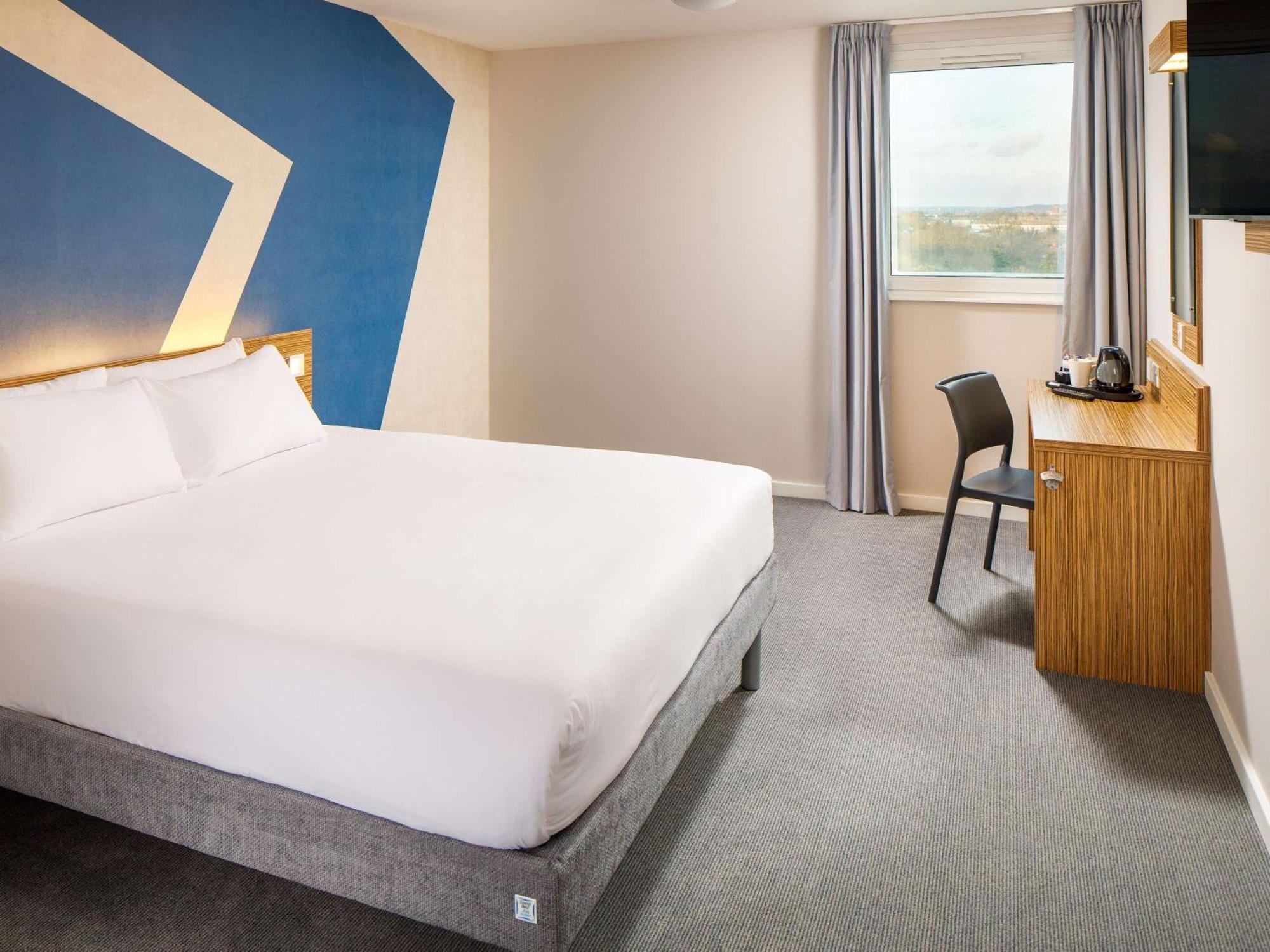 Ibis Budget London Heathrow Central Хаунслоу Экстерьер фото