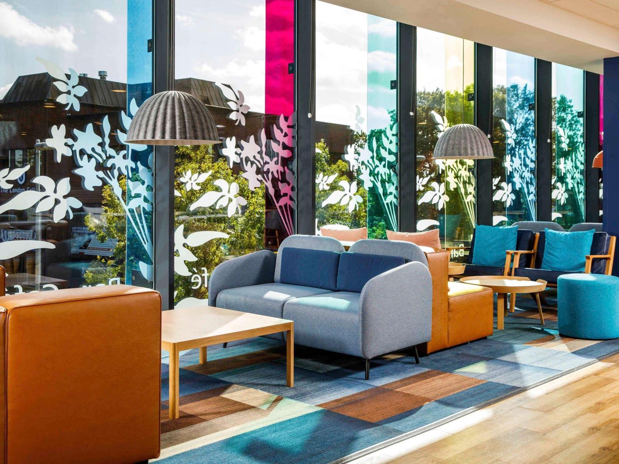 Ibis Budget London Heathrow Central Хаунслоу Экстерьер фото