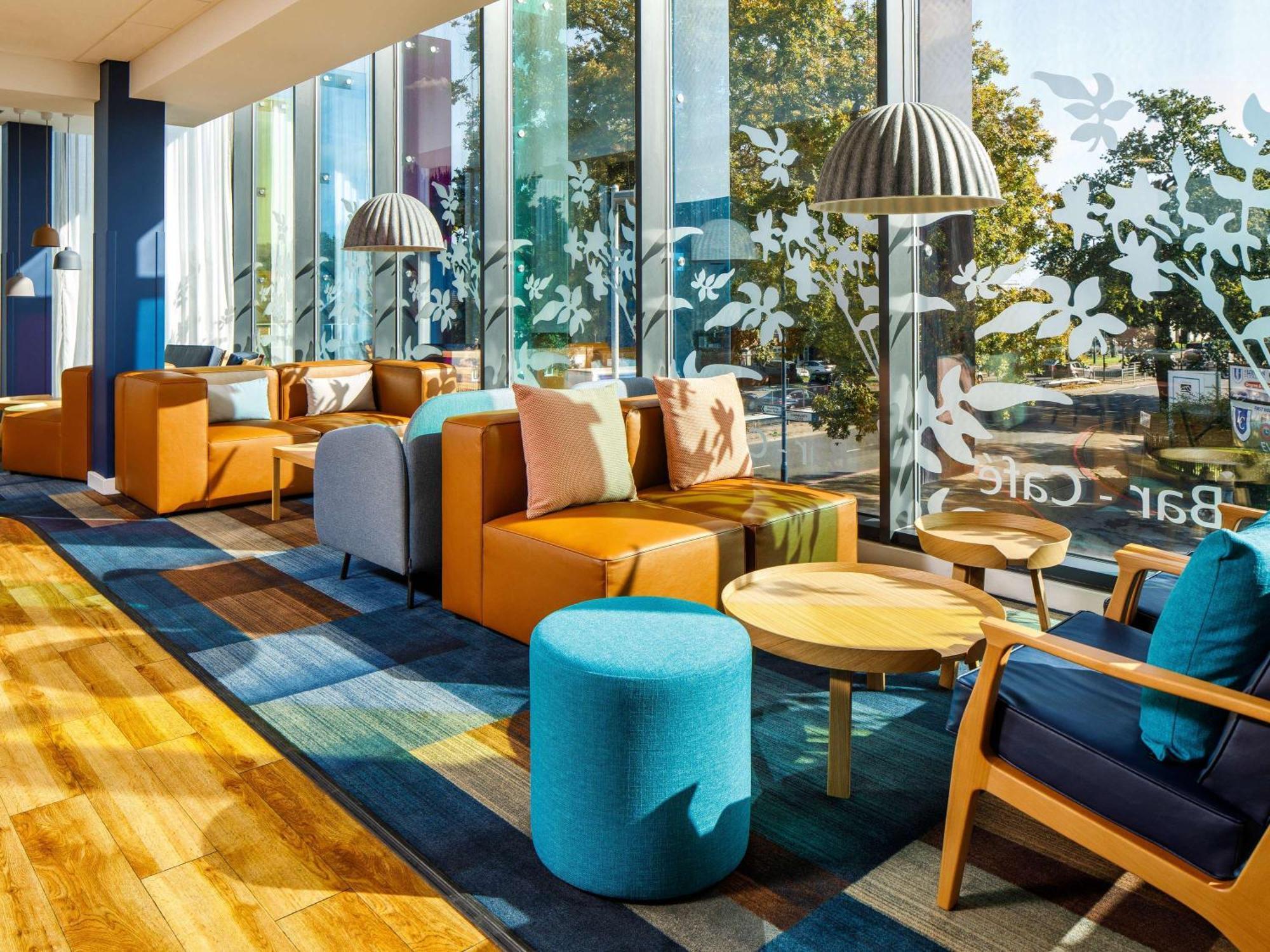 Ibis Budget London Heathrow Central Хаунслоу Экстерьер фото